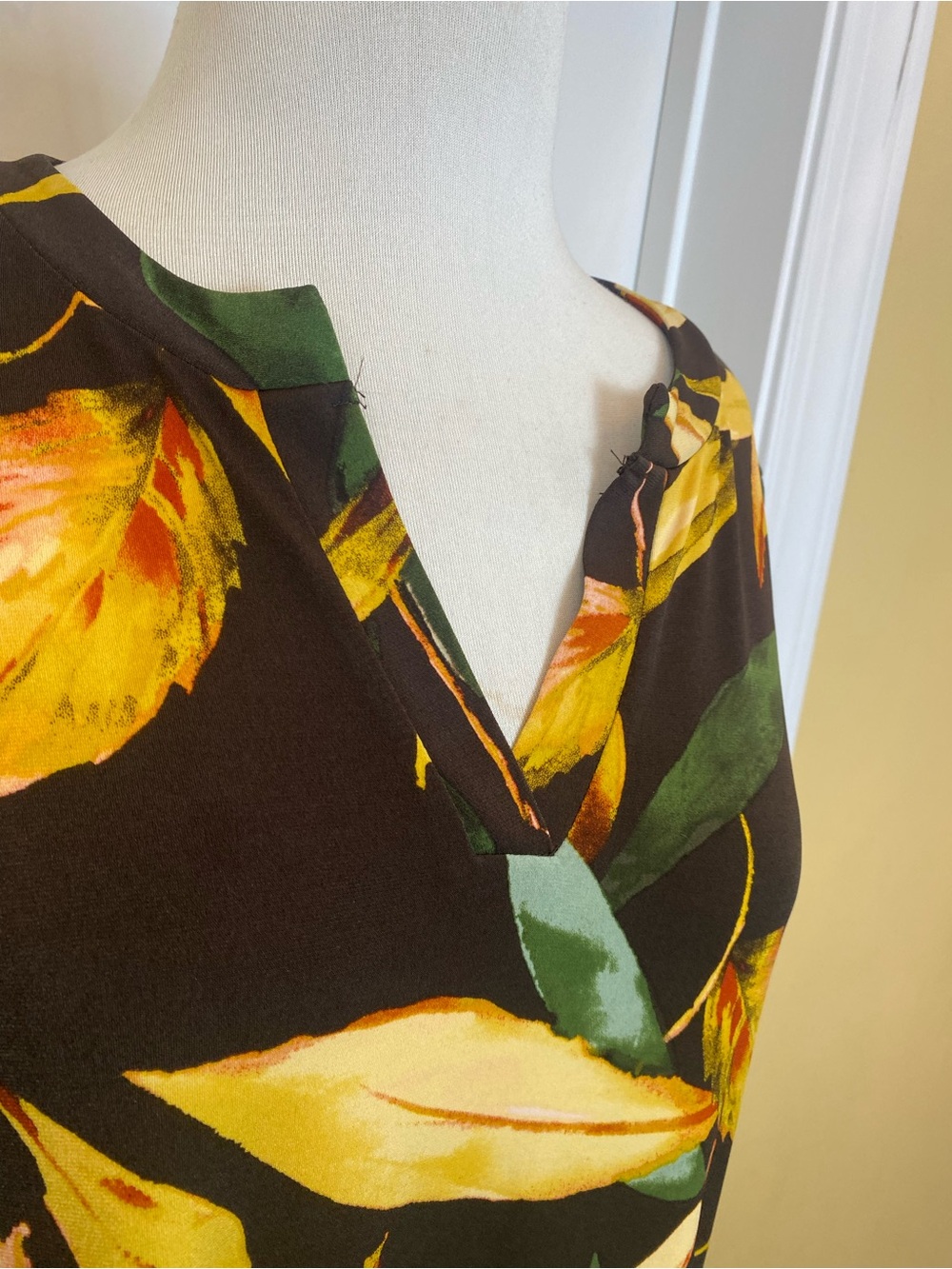 Chico’s Tropical Leaf Print Vneck Dress Sz 1 (8) Medium Yellow Green Black - Picture 4 of 8